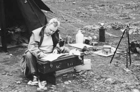 Kuva 2. Prof. Sahama tekemässä muistiinpanoja ylemmällä tasanteella olevassa leirissä 1958 (vrt. Kuva 1) (Kuva: André Meyer).
